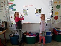 Leonie Theuerkauff (links) und Emily Schrader, Schülerinnen der zweiten Klasse, bei der Arbeit am interaktiven Whiteboard. (c: Grundschule Kritzmannstraße Magdeburg)